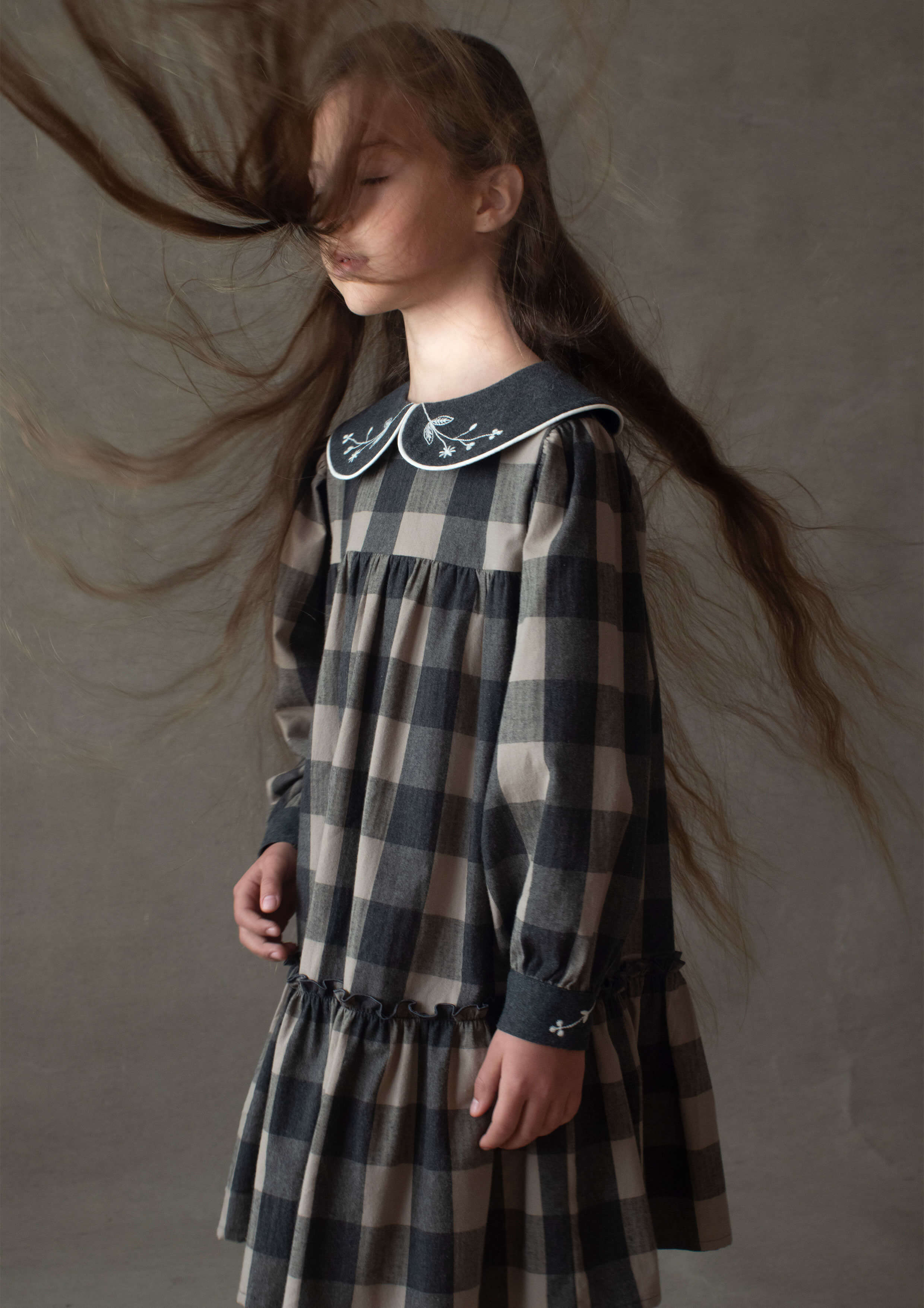 Mod.33.4 Taupe check dress with embroidered collar | AW23.24
