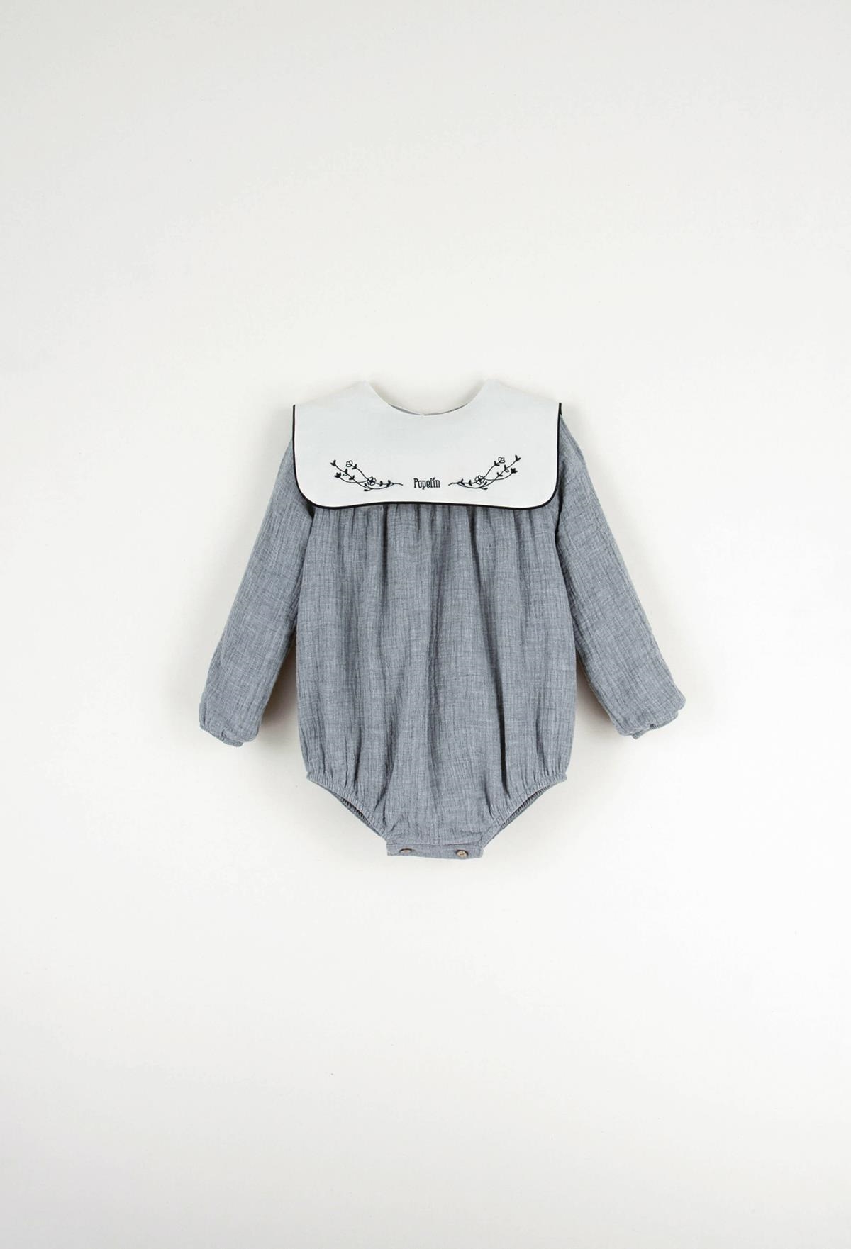 Mod.2.4 Light grey embroidered romper suit with yoke in organic fabric | AW22.23 Mod.2.4 Light grey embroidered romper suit with yoke in organic fabric