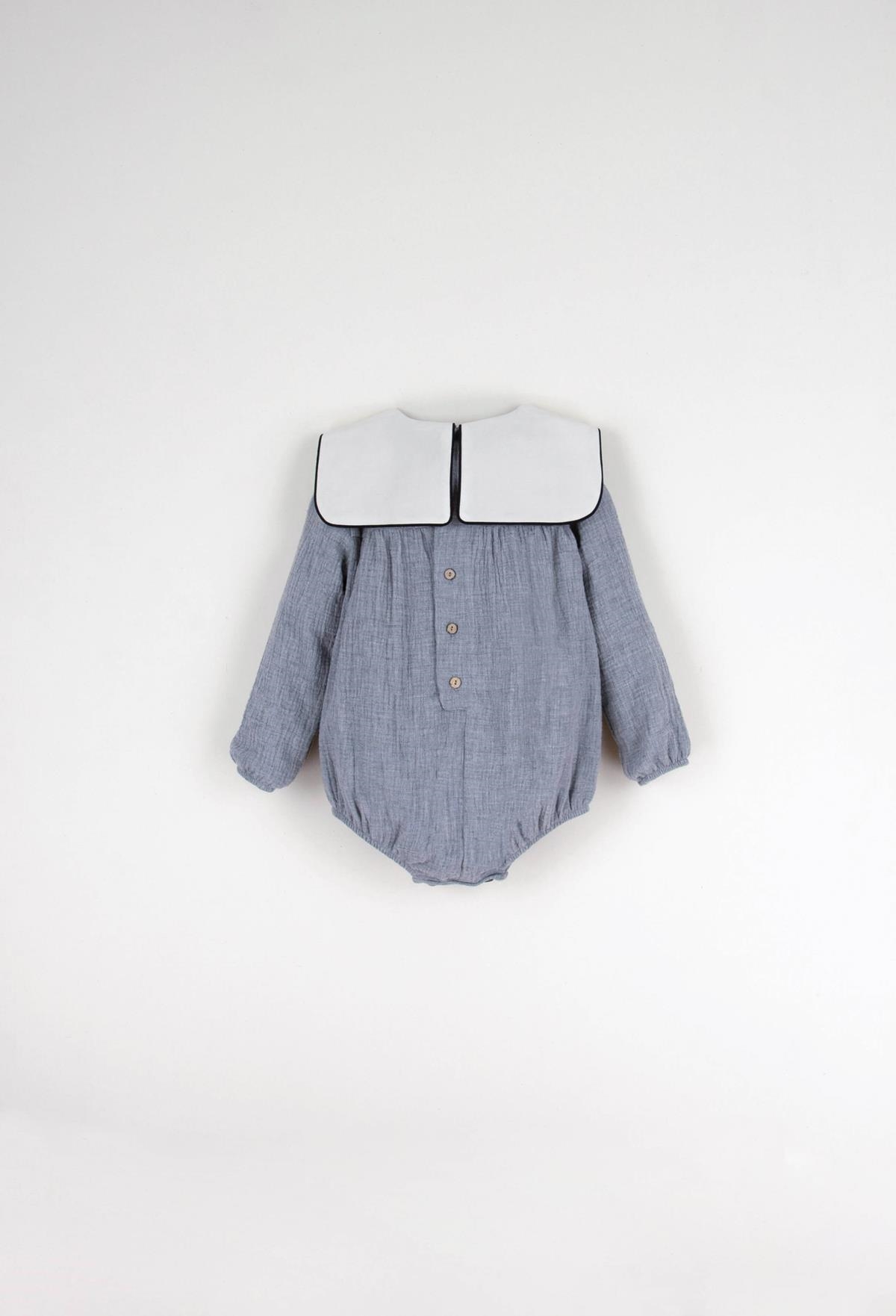 Mod.2.4 Light grey embroidered romper suit with yoke in organic fabric | AW22.23 Mod.2.4 Light grey embroidered romper suit with yoke in organic fabric