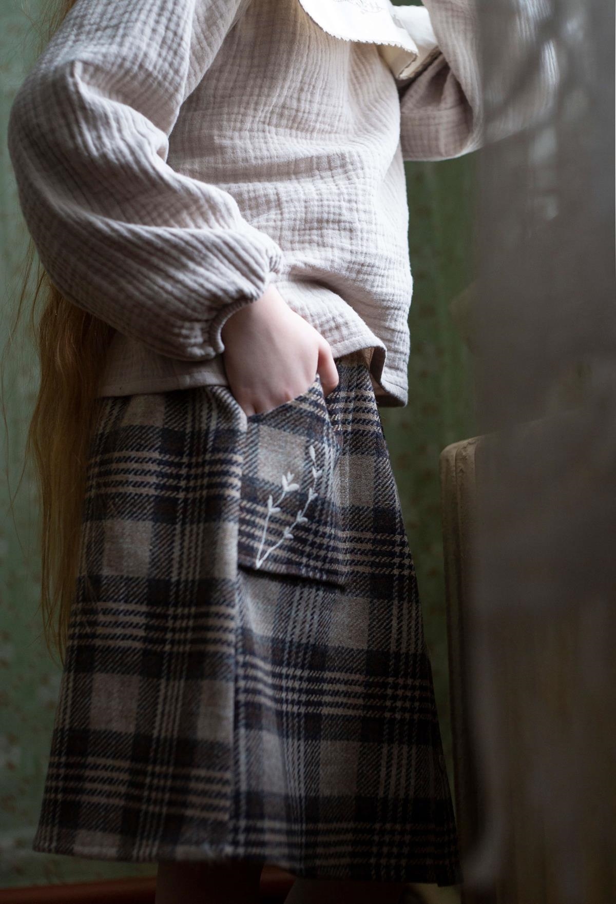 Mod.19.3 Brown plaid skirt with embroidered pocket | AW22.23 Mod.19.3 Brown plaid skirt with embroidered pocket