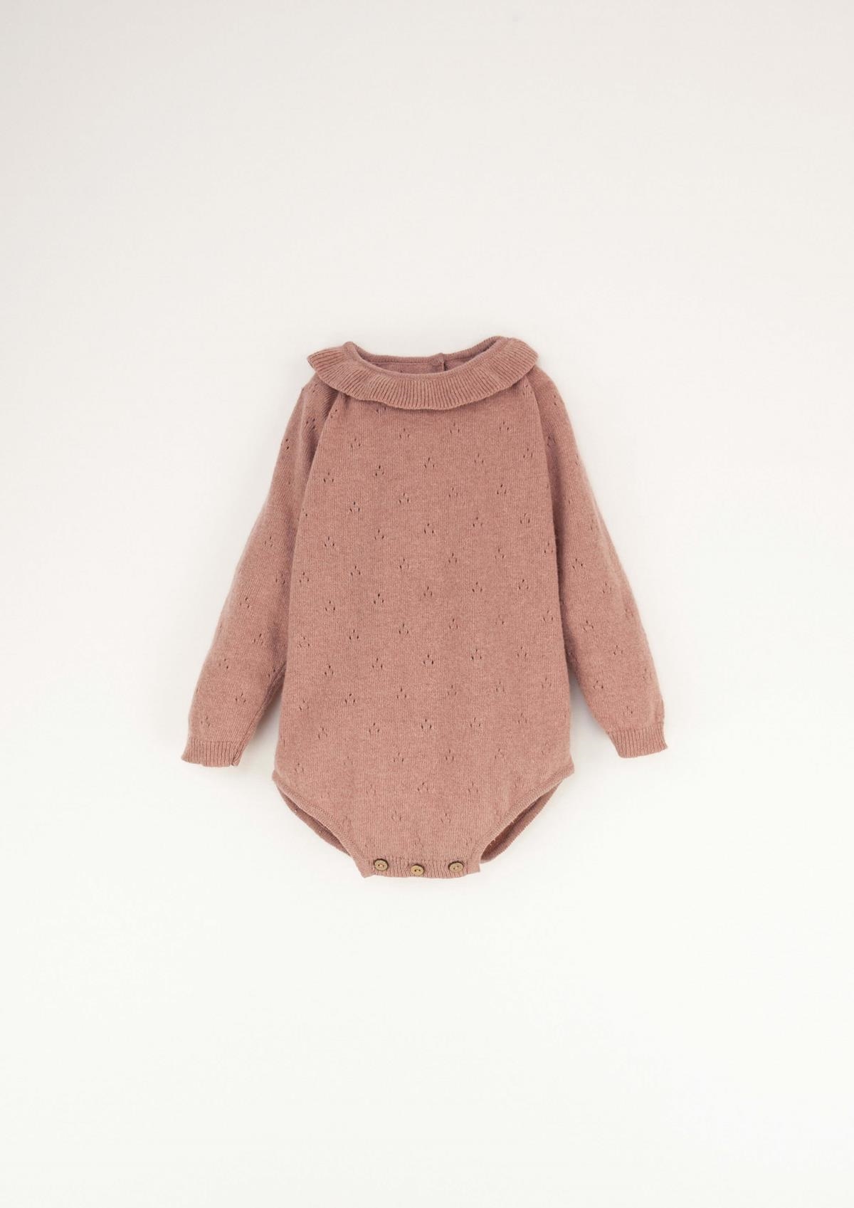 Mod.5.3 Dusty pink knitted romper suit with frilled collar | AW23.24 Mod.5.3 Dusty pink knitted romper suit with frilled collar