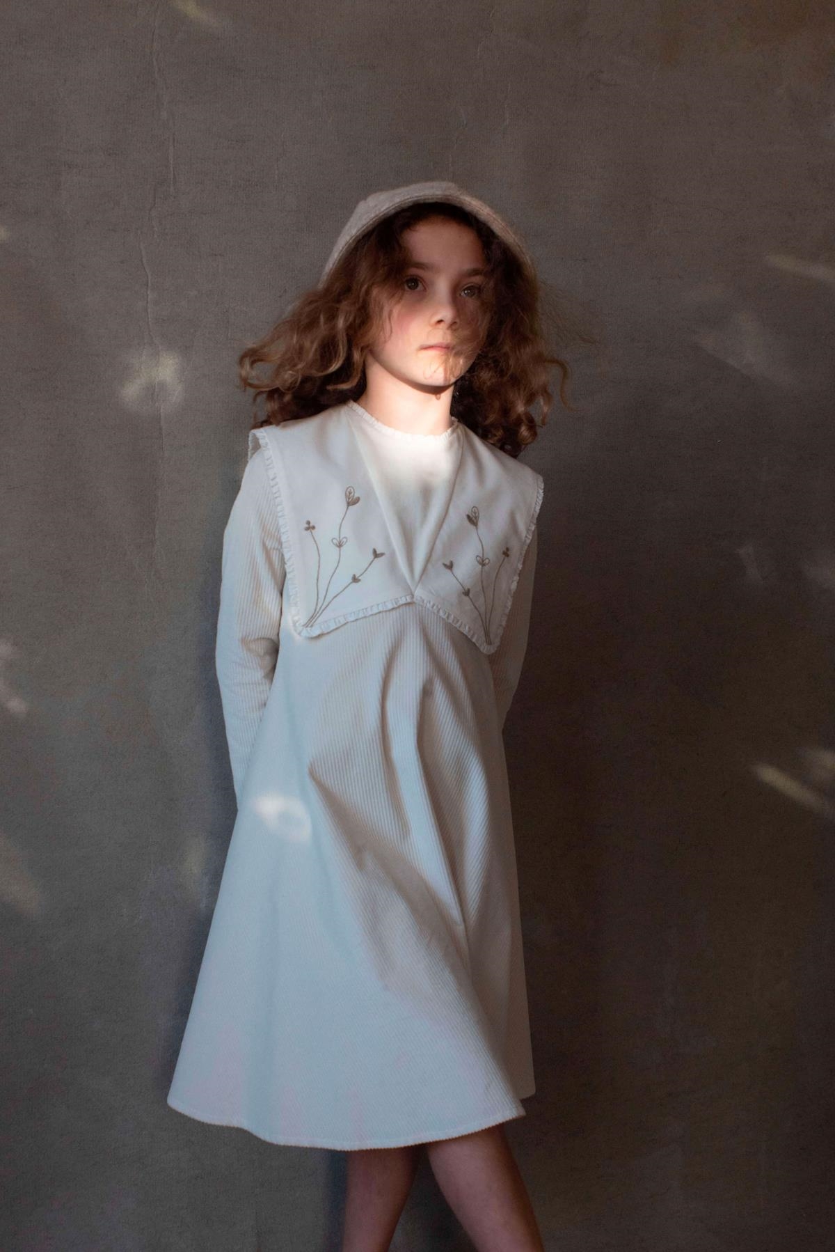 Mod.32.1 Off-white cape-style dress with artisan embroidered collar | AW23.24 Mod.32.1 Off-white cape-style dress with artisan embroidered collar