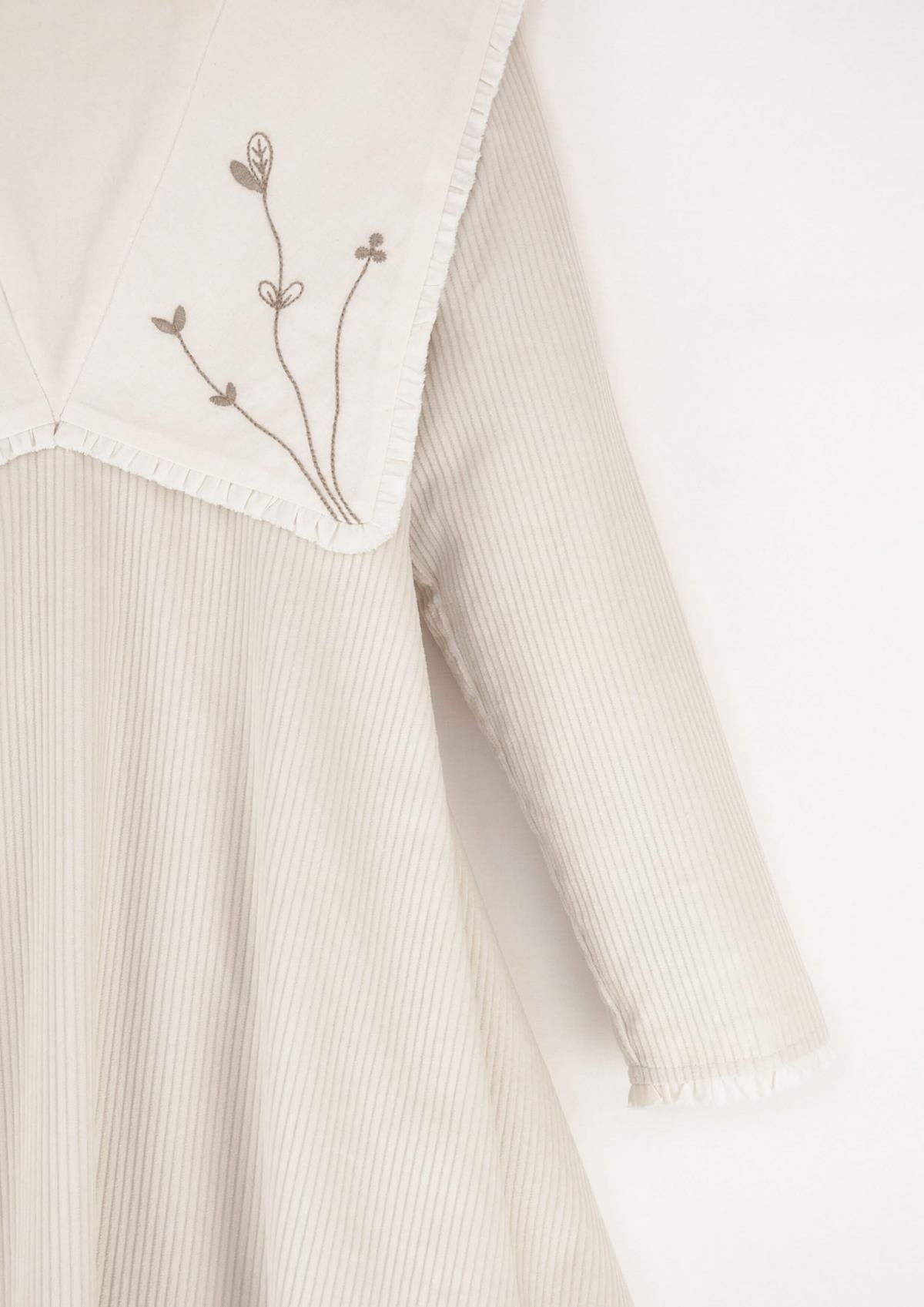 Mod.32.1 Off-white cape-style dress with artisan embroidered collar | AW23.24 Mod.32.1 Off-white cape-style dress with artisan embroidered collar