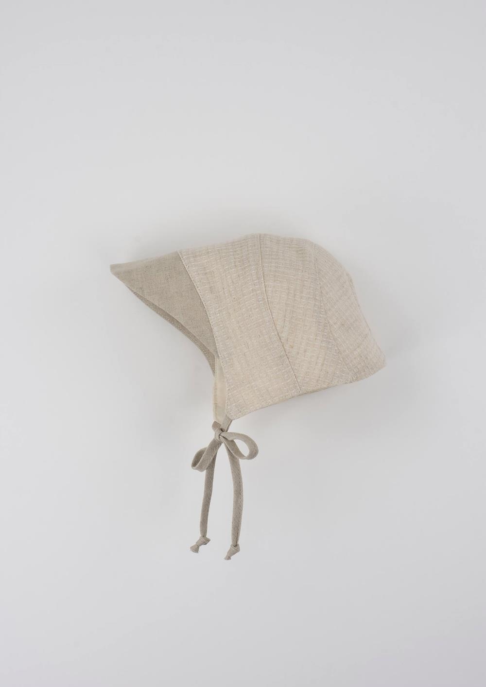 Mod.60.1 Sand waffle fabric bonnet with peak | SS26 Mod.60.1 Sand waffle fabric bonnet with peak