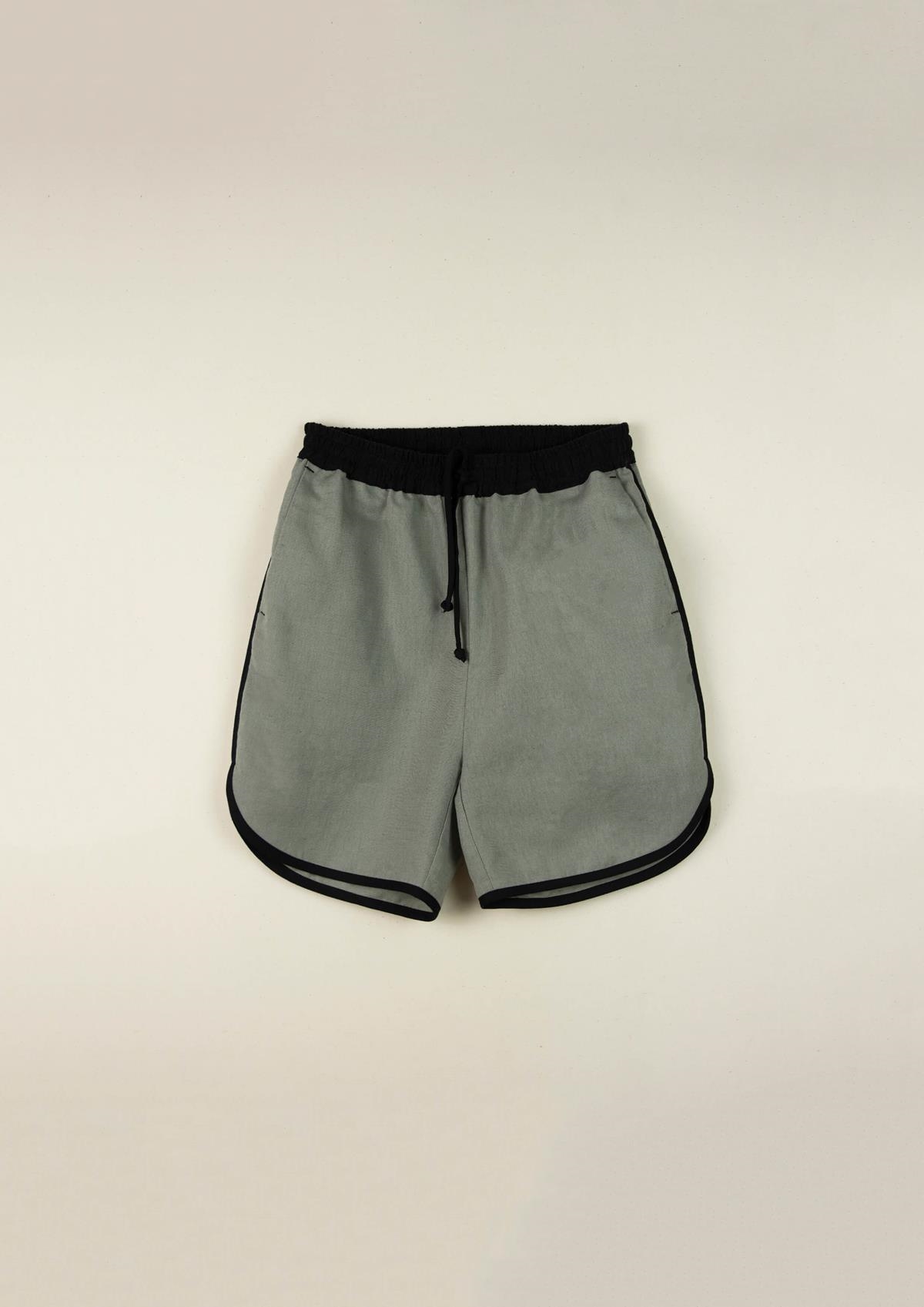 Mod.9.1 Bermuda shorts with contrasting green bias trim | SS21Mod.9.1 Bermuda shorts with contrasting green bias trim | 1